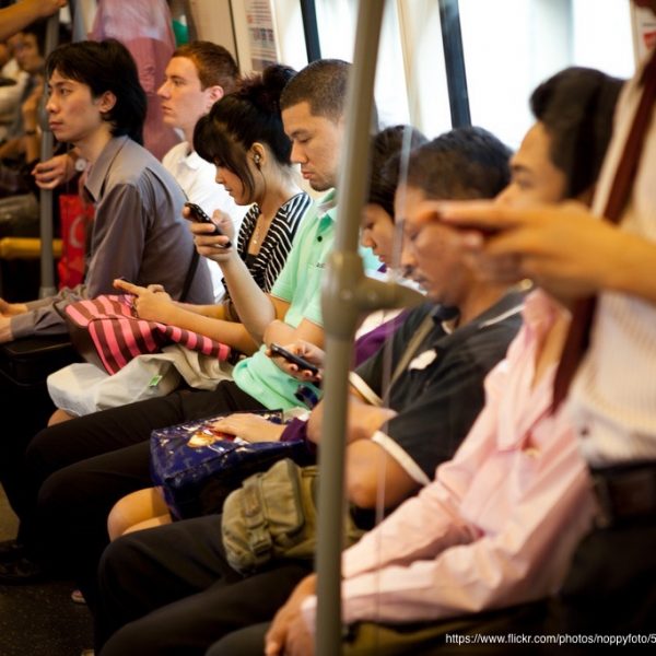 Young people use mobile Internet more intensively in Asia-Pacific Thumbnail