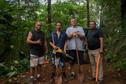 Cuatro hombres con herramientas en una red comunitaria de Hawái