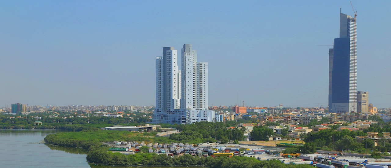 una vista de Karachi desde la distancia