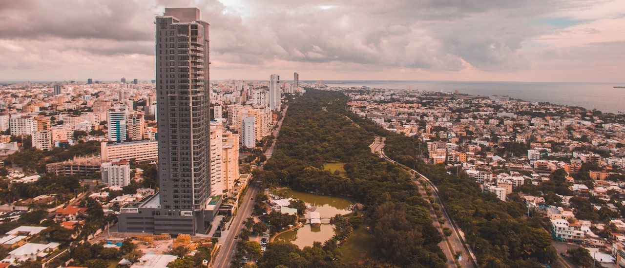 una vista de la ciudad desde arriba