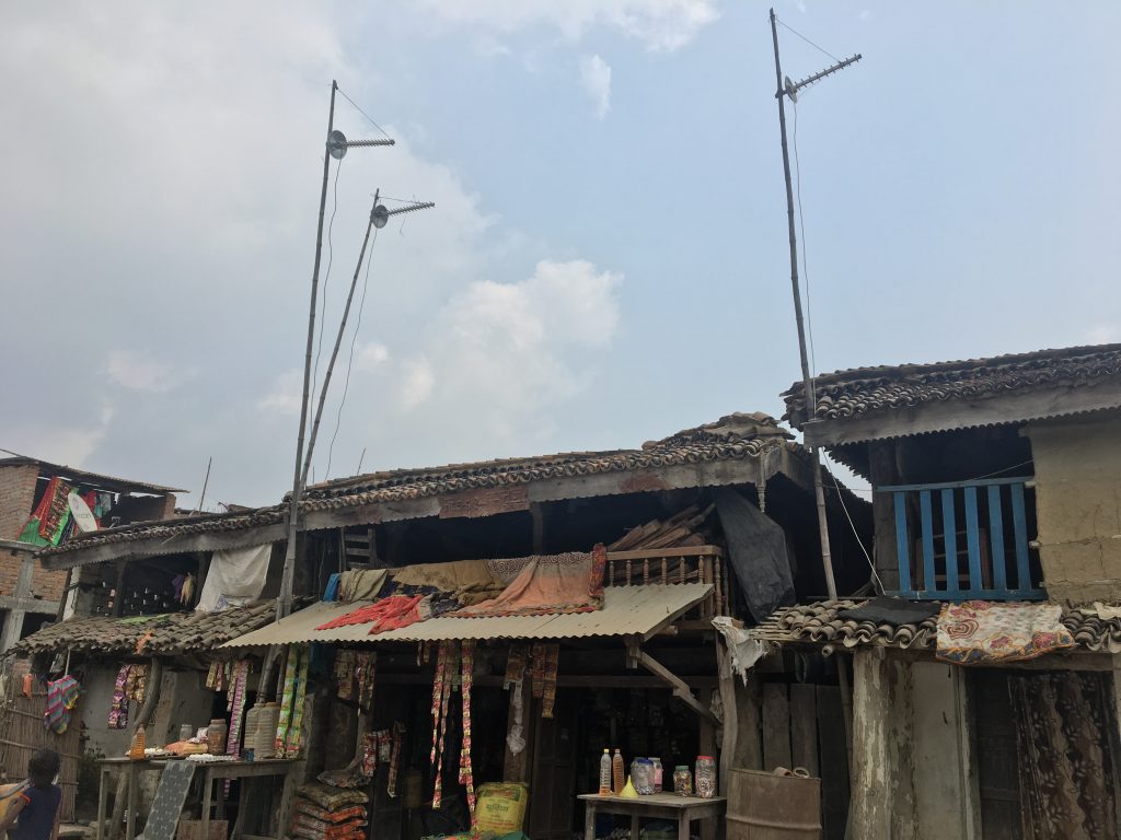 postes de radio que se elevan por encima de los edificios en la India