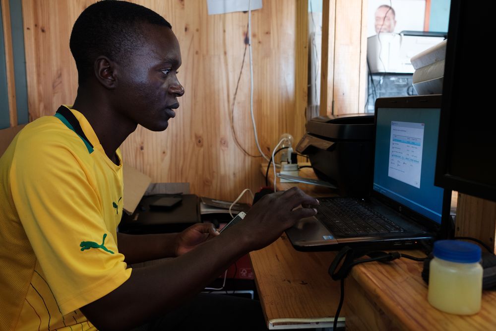 Un homme travaillant sur l'ordinateur portable