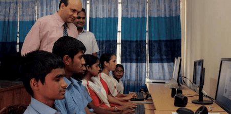 Niños y niñas frente a computadoras trabajando