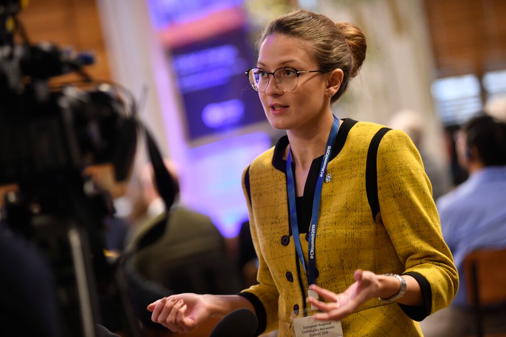 Una foto de una mujer, participante de una conferencia.