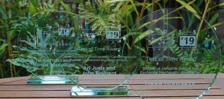 Tres placas de premio de vidrio transparente sobre una mesa
