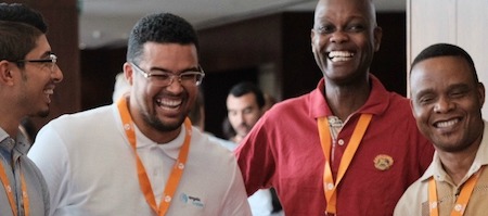 Un groupe d'hommes souriants