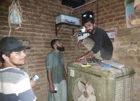 Tres hombres en la habitación con equipo.