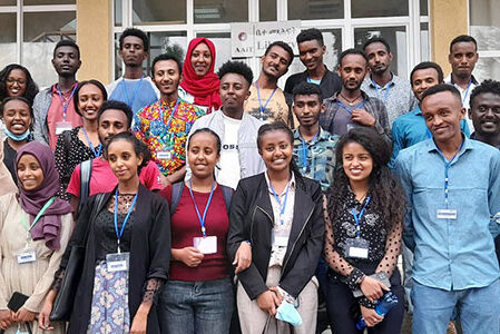 Una imagen de aprendices en Etiopía de pie y sonriendo