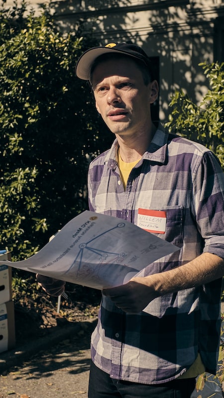 un hombre sosteniendo un mapa de instrucciones
