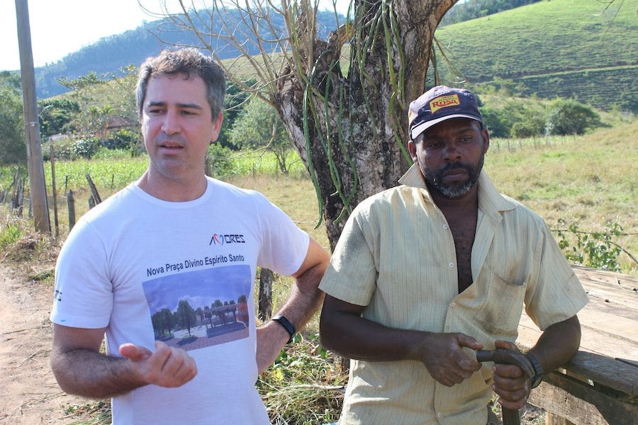 dos hombres en una granja