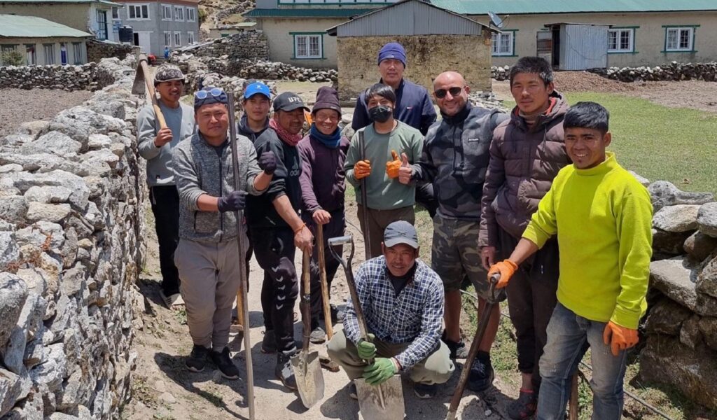 Trabajadores con palas posando para una foto