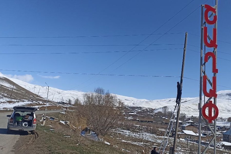 una persona instala una antena en un paisaje nevado 