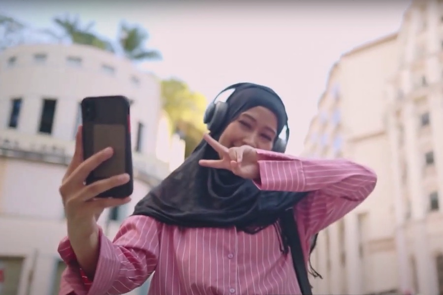 une jeune fille pose pour un selfie