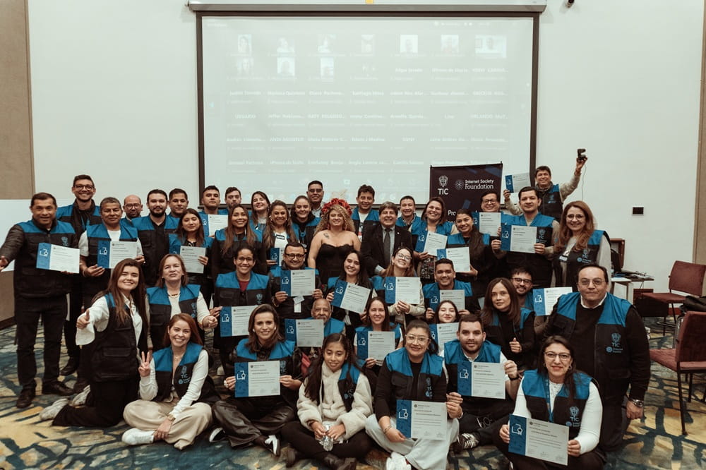 Estudiantes con sus diplomas posando para una foto grupal